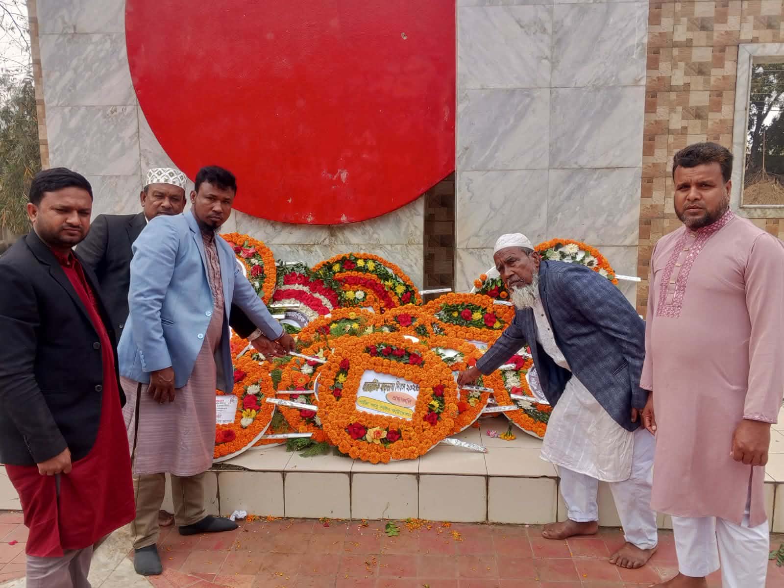 ভাষা শহীদদের শ্রদ্ধা জানালেন শহীদ আবু সাঈদ এর বাবা