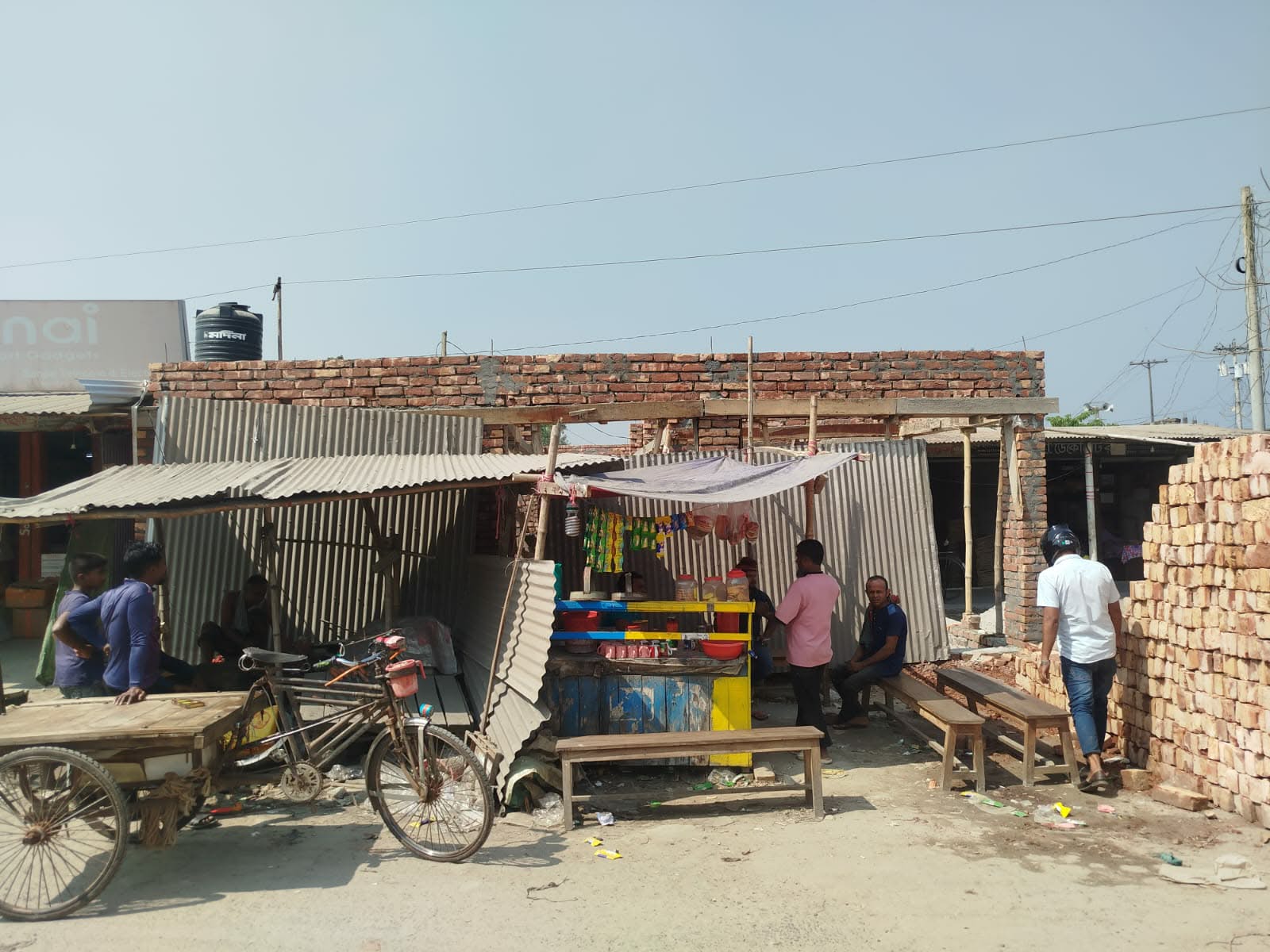 গোপালগঞ্জ সদর উপজেলার উলপুর বাজারে সরকারি জমি দখল করে ৮টি পাকা দোকান নির্মাণ- খান স্টোরের মালিক হাসান খানের বিরুদ্ধে অভিযোগ।