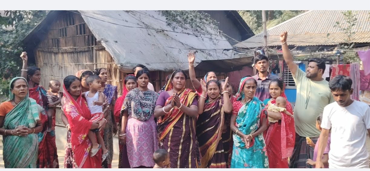 গোপালগঞ্জের কোটালিপাড়ায় চলাচলের একমাত্র পথ বন্ধ: গৃহবন্দী ৩০–৩৫ পরিবার।