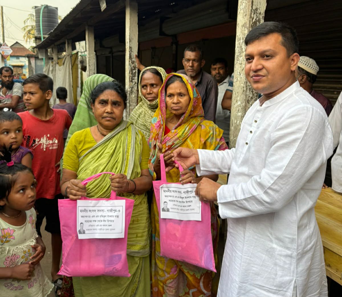 এমপি এসএম রফিকুল ইসলাম বাচ্চু’র পক্ষ থেকে ঈদ উপহার বিতরণ।