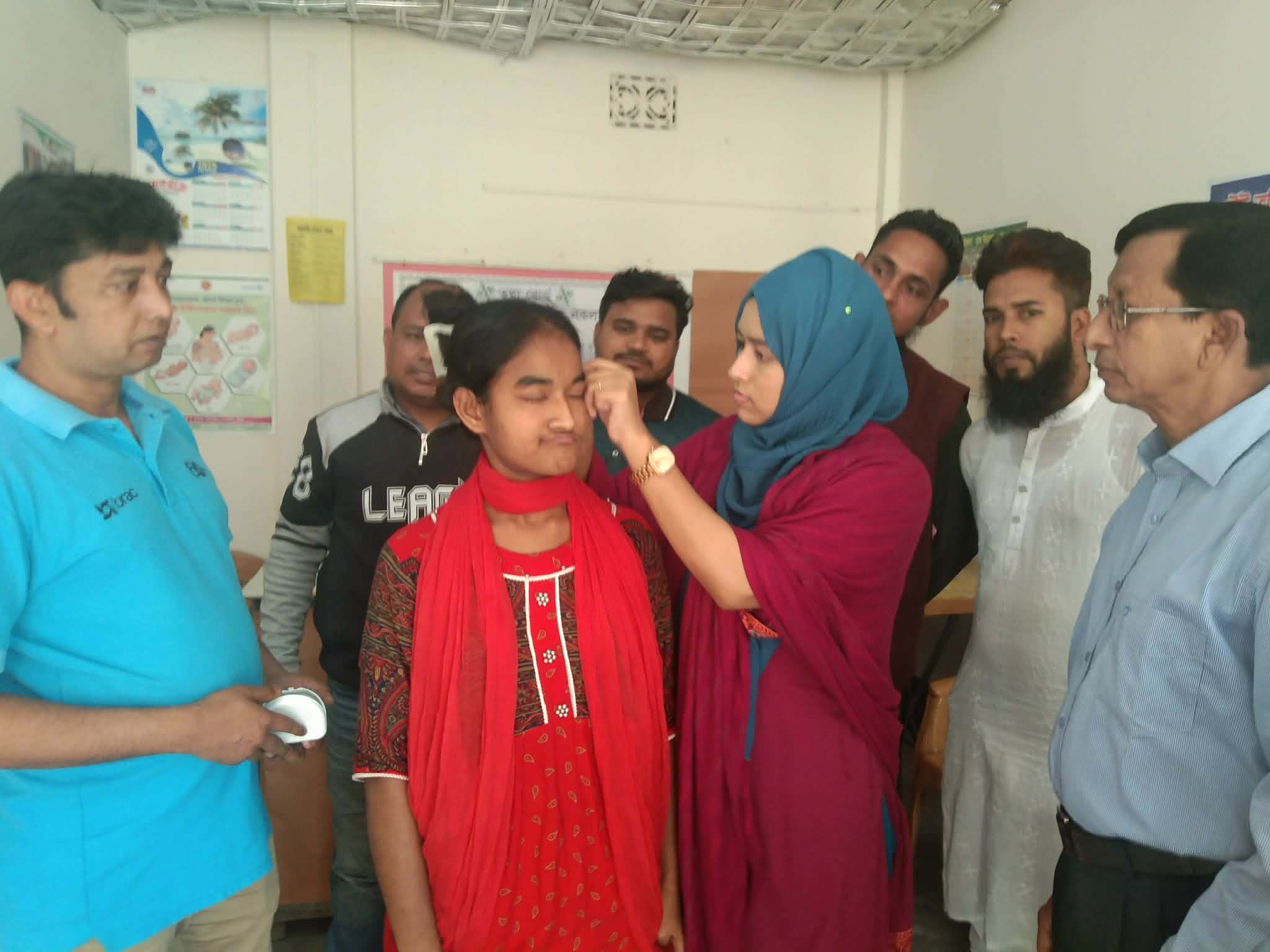 নকলায় স্বাবলম্বী উন্নয়ন সমিতির উদ্যোগে শ্রবণ প্রতিবন্ধী সাদিয়ার মাঝে হেয়ারিং এইড হস্তান্তর,