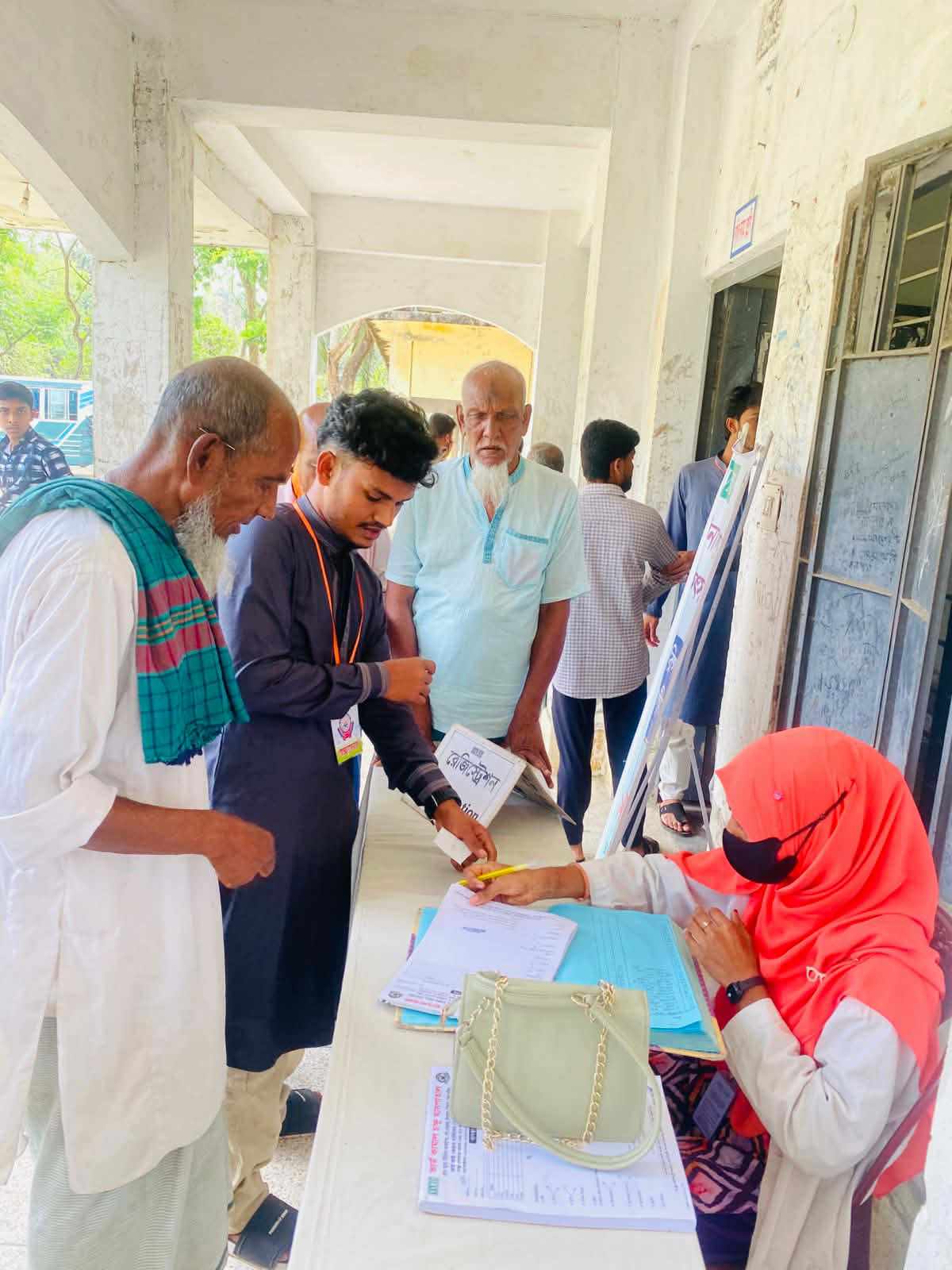 শাহজাদপুরে ফ্রি চক্ষু চিকিৎসা শিবির ও ছানি অপারেশন।