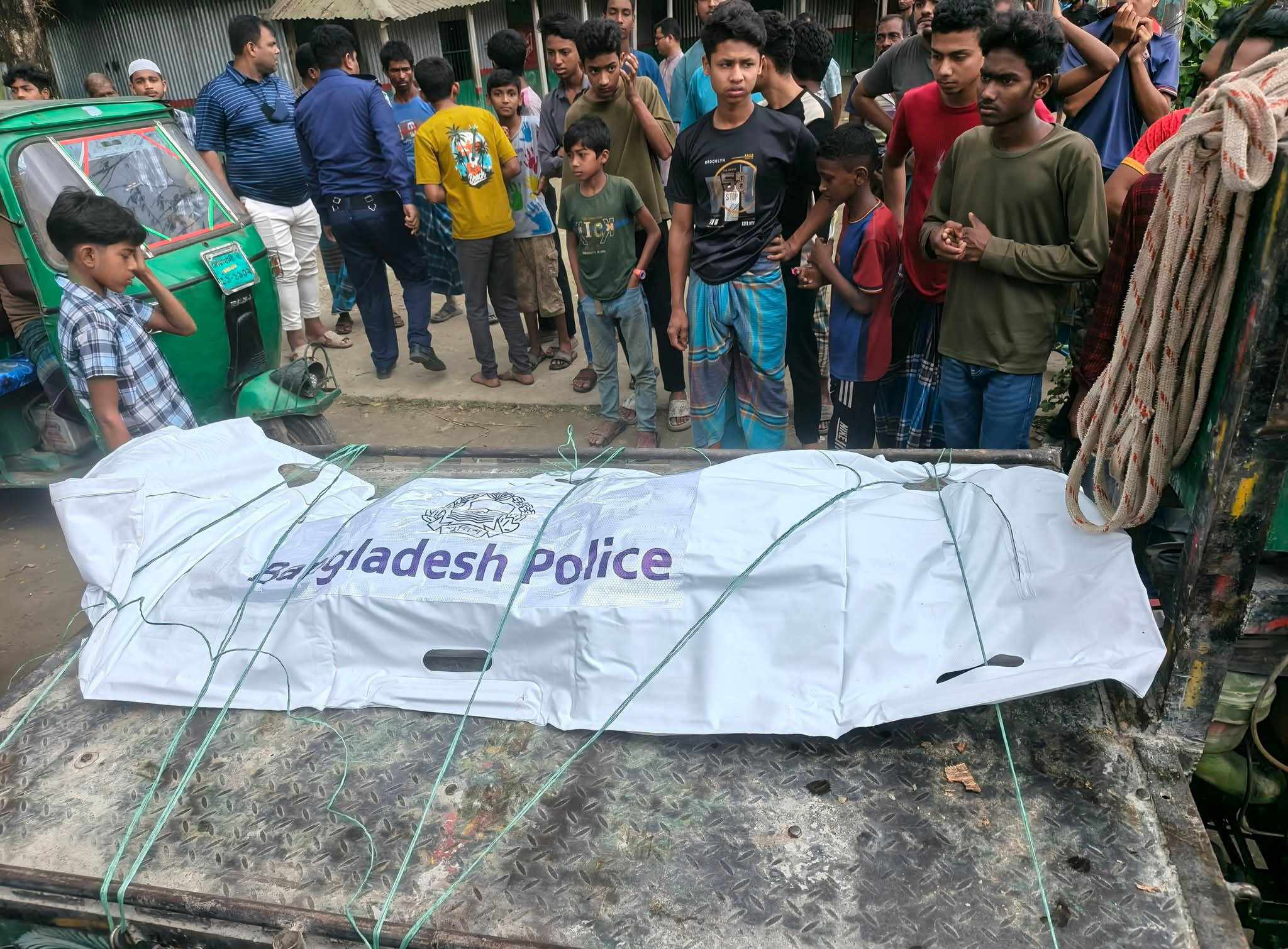 কোম্পানীগঞ্জের চরপার্বতীতে পুকুরে অজ্ঞাত লাশ: খবর পেয়ে উদ্ধার করলো পুলিশ