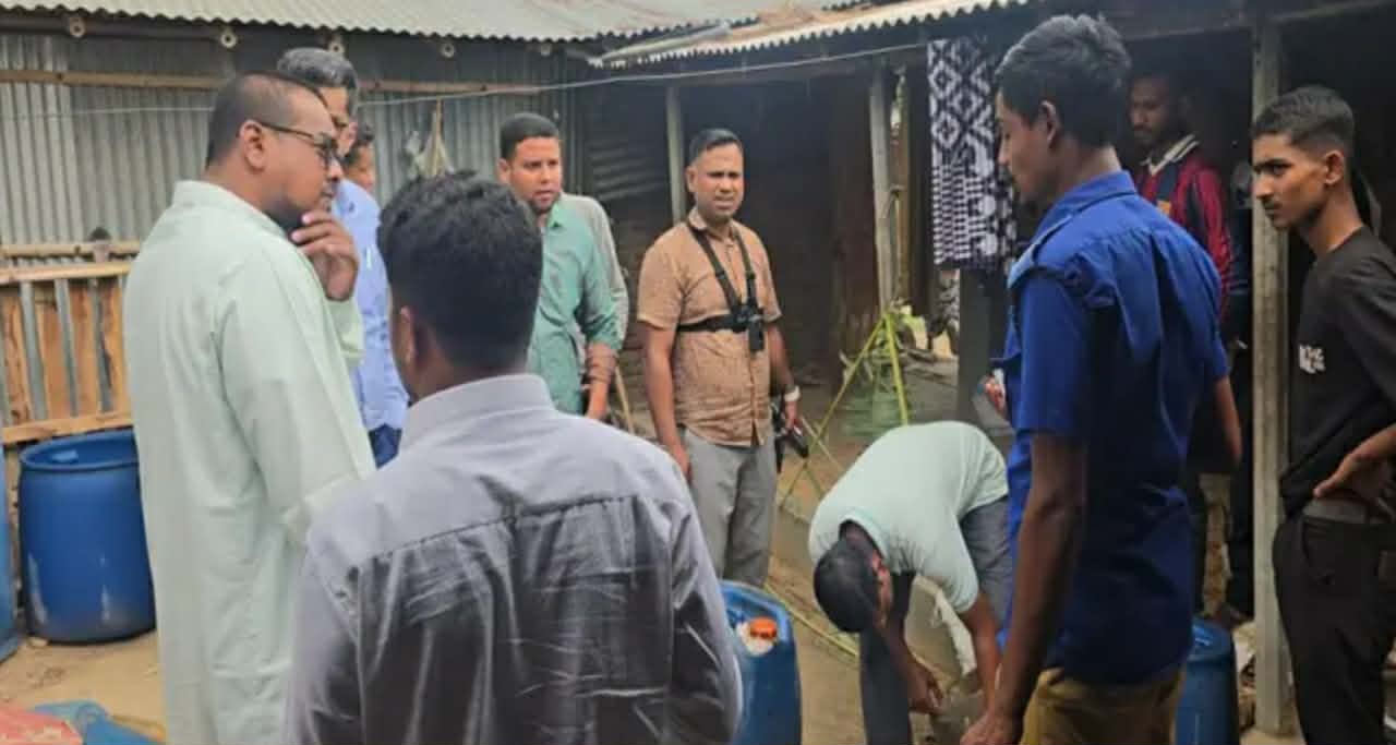 চাঁপাইনবাবগঞ্জে শৌচাগারে লুকিয়েরাখা ১৪৫ লিটার ডিজেল উদ্ধার ,