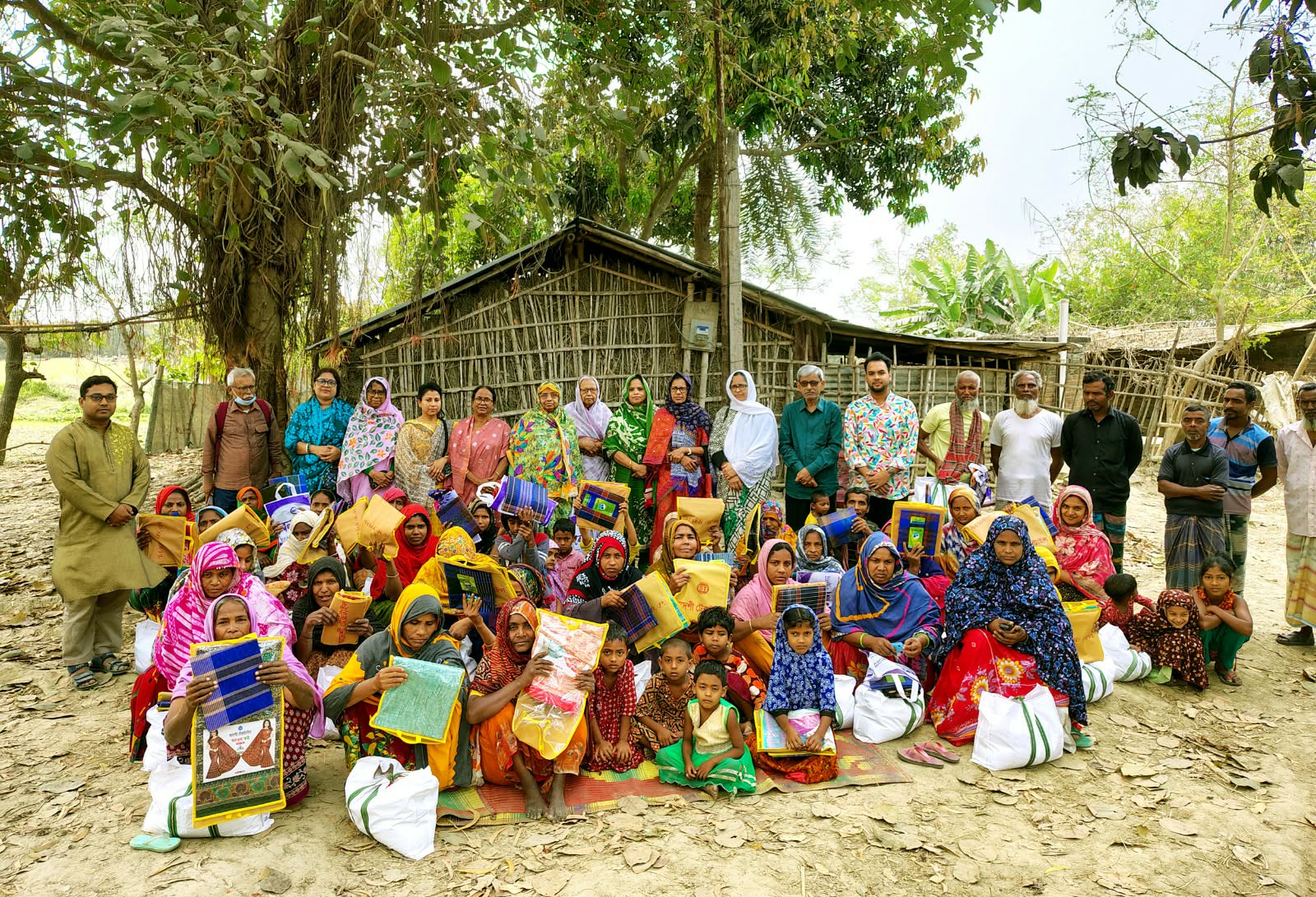 ঈদ উপলক্ষে খাস জমিতে বসবাসকারী  পরিবার পেল কাপড়, লুঙ্গি ও খাদ্য সহায়তা,