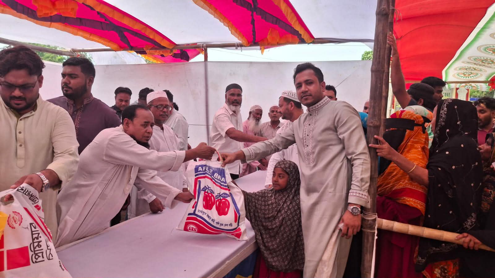 টঙ্গীবাড়ীতে ৫০০ পরিবারের মুখে হাসি ফুটালো ‘কাইতচাইল যুব সংগঠন’,