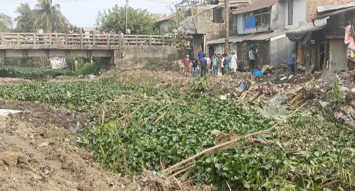 গলাচিপায় খাল খননে স্বজনপ্রীতির অভিযোগ,