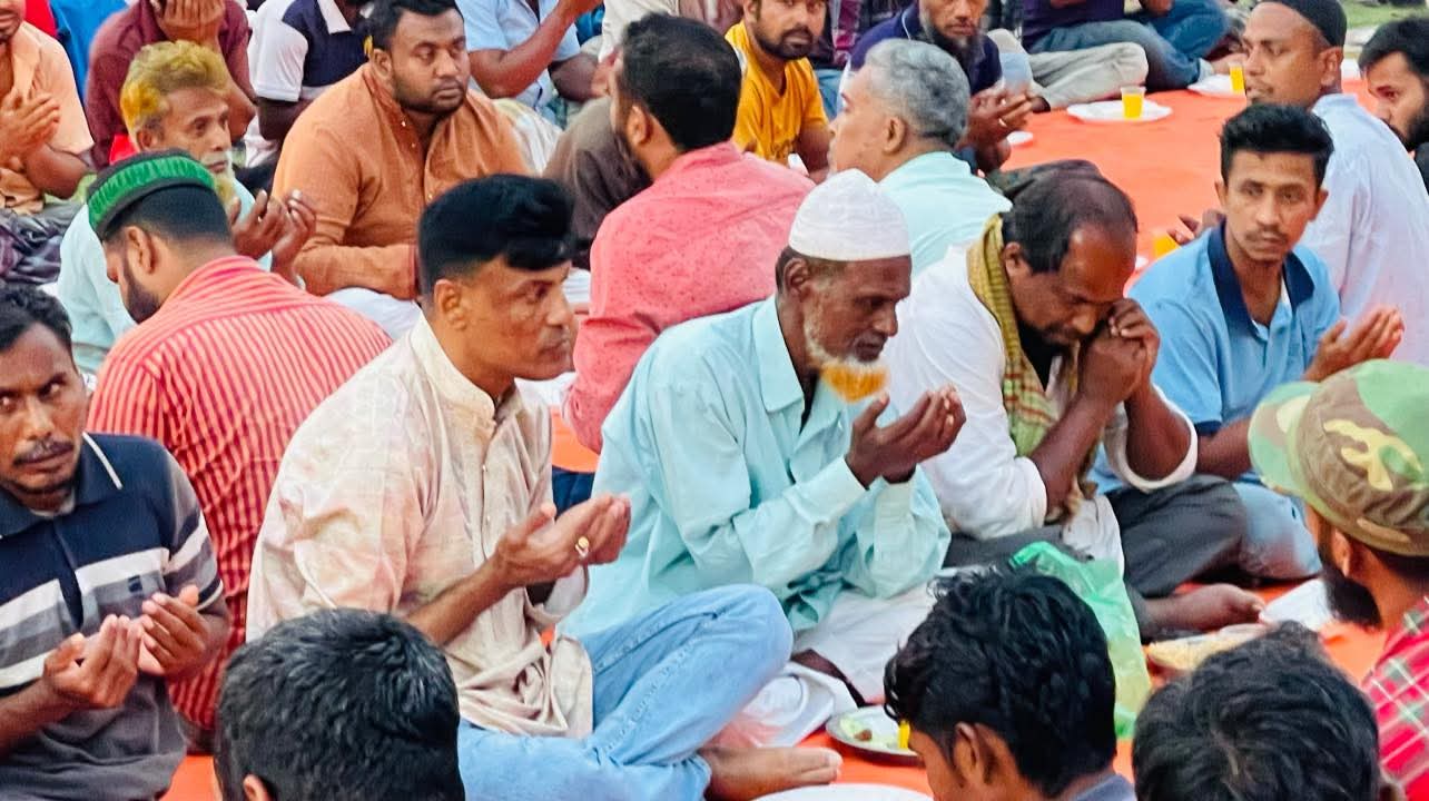 থ্রি-হুইলার চালকদের সঙ্গে কাউন্সিলর সোহেলের ইফতার,