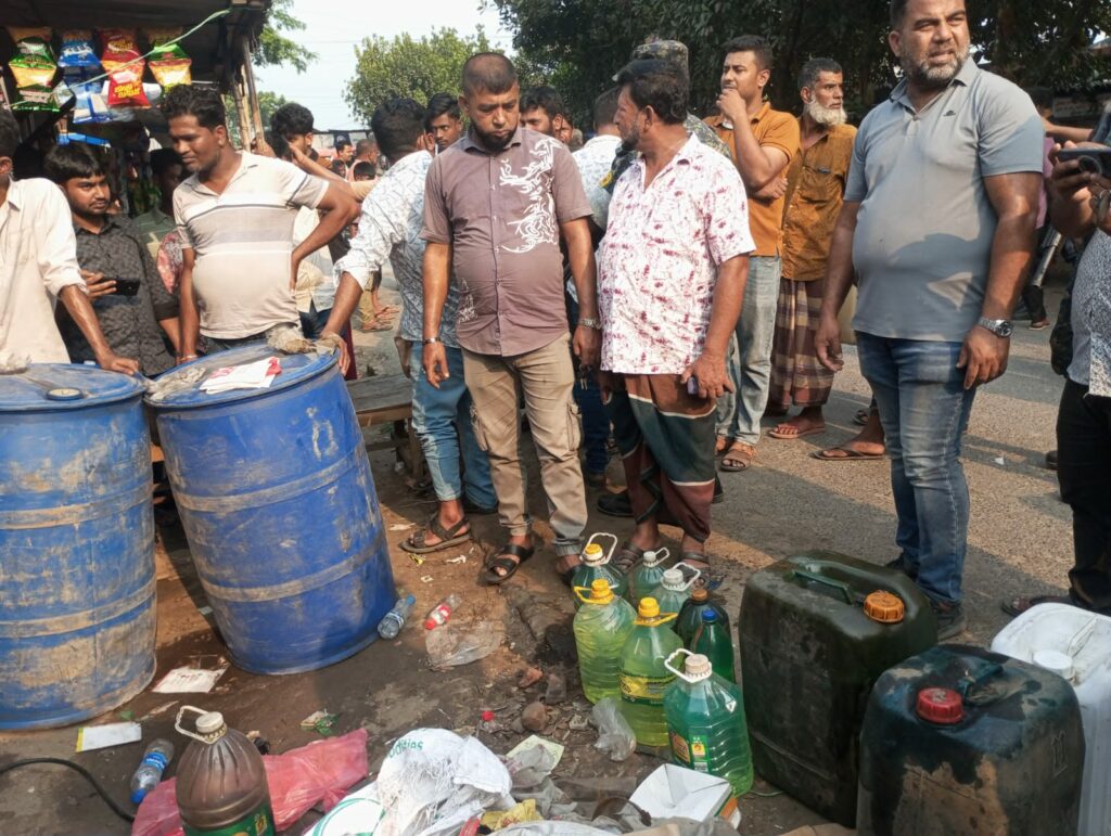 কাশিয়ানীতে অবৈধ তেল মজুদে অভিযান: জরিমানা, জব্দ ৫০০ লিটার ডিজেল 1 received 2012611472990898 || Dailydeshsomoy