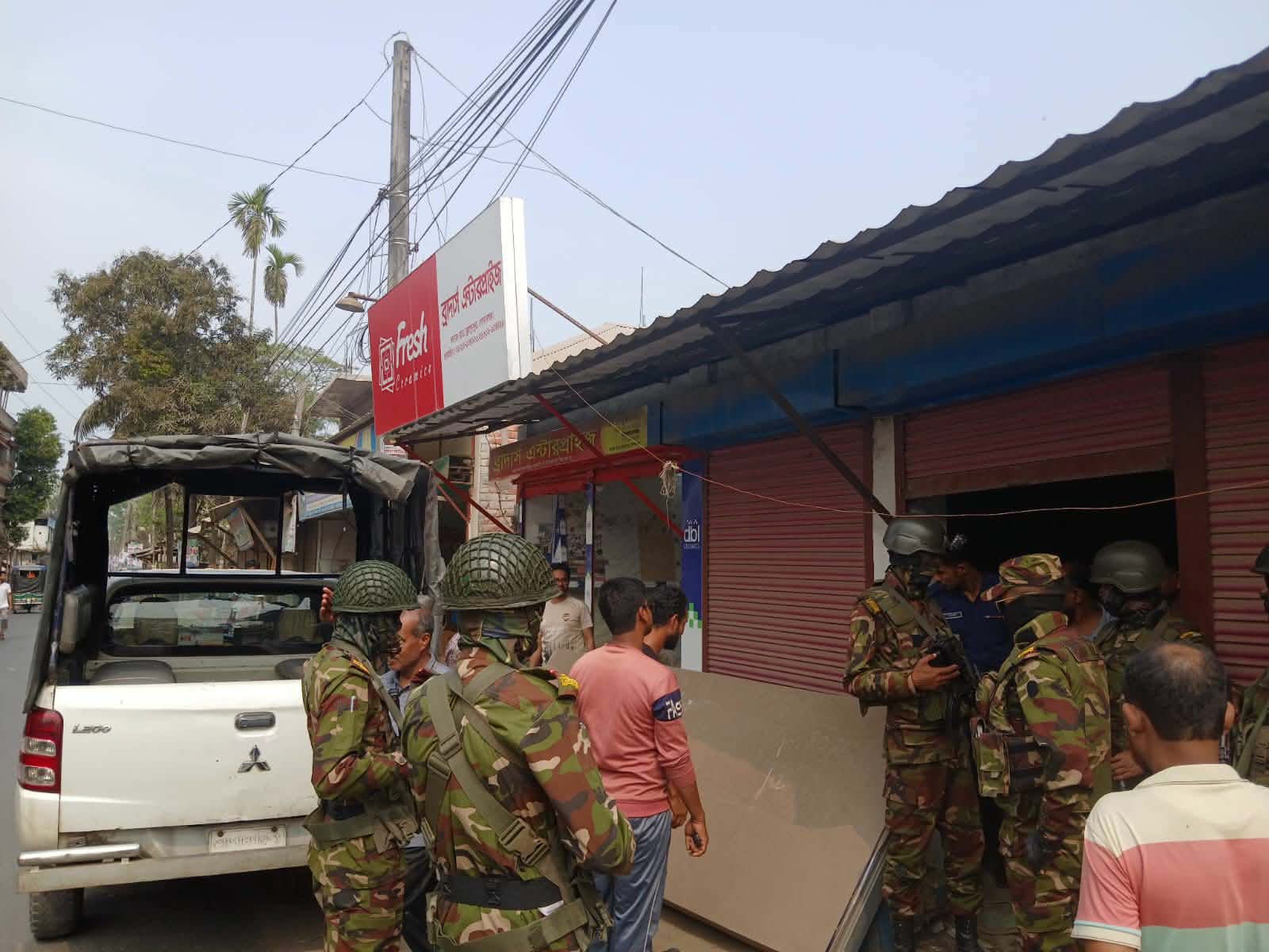 গোপালগঞ্জে অবৈধভাবে মজুদ ৩ হাজার লিটার ডিজেল জব্দ, ভ্রাম্যমাণ আদালতে জরিমানা।