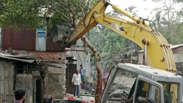 গলাচিপা পৌরসভার খালের দুই পাড়ের অবৈধ স্থাপনা উচ্ছেদ অভিযান।