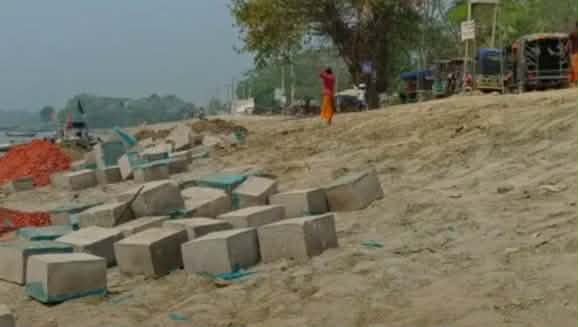গলাচিপায় বেড়িবাঁধের স্লোপ শক্ত না করেই ব্লক বসানোর অভিযোগ।