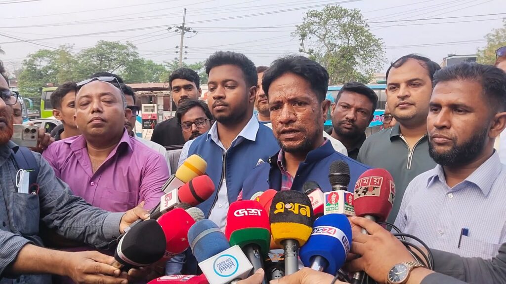 চাঁপাইনবাবগঞ্জে ফিলিং স্টেশন পরিদর্শনে বিএসটিআই কর্মকর্তারা 1 received 4144085129180219 || Dailydeshsomoy