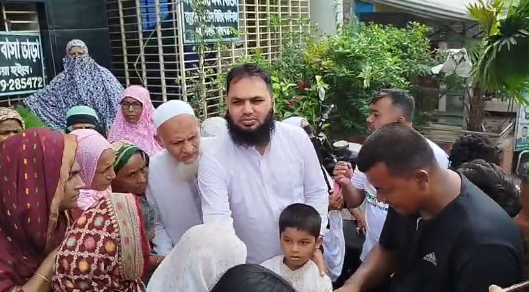 ঈদ সামনে রেখে অসহায়দের পাশে সাবেক কাউন্সিলর আল-আমিন ইসলাম।