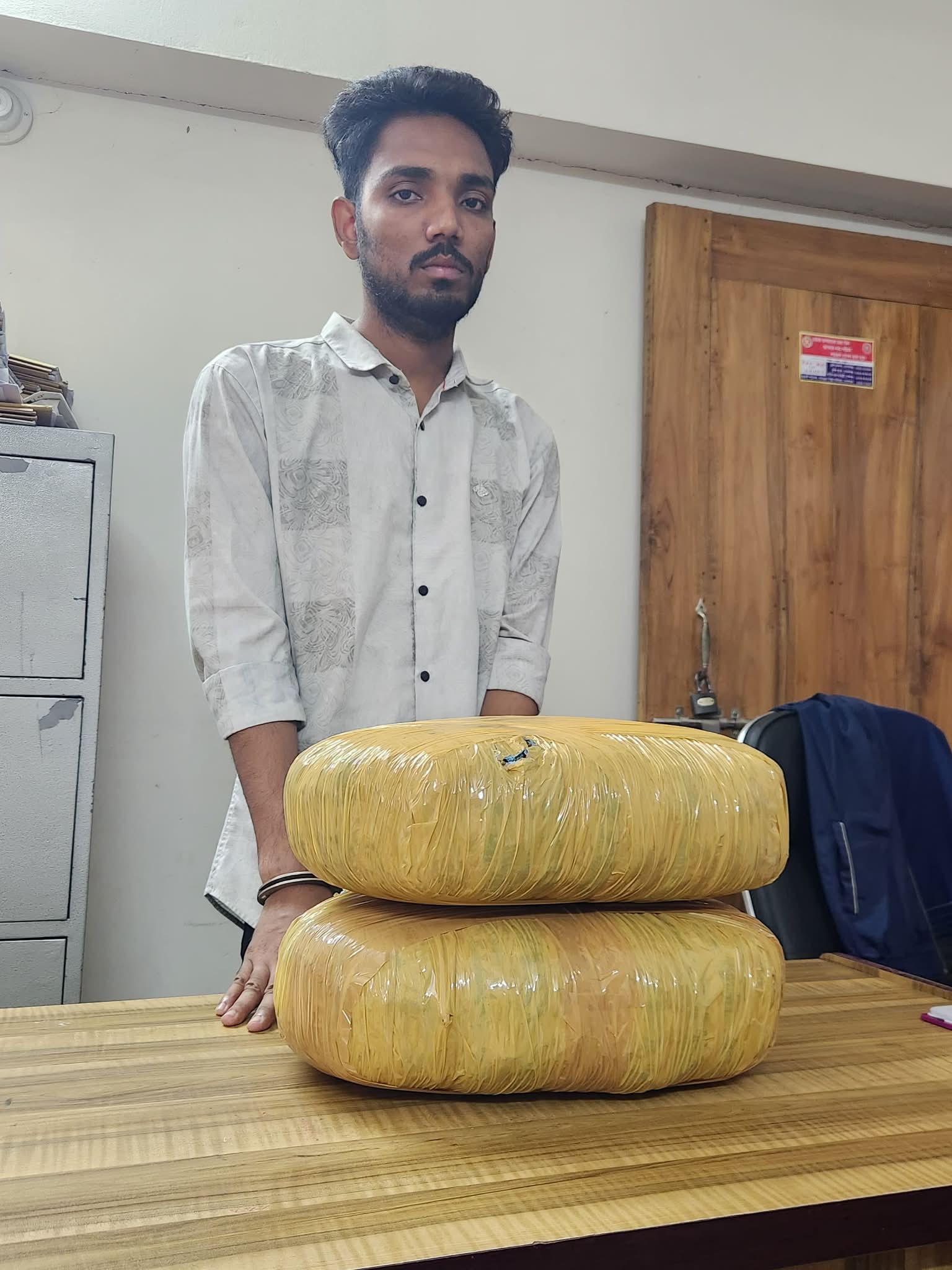 গোপালগঞ্জে ৮ কেজি গাঁজাসহ যুবক গ্রেফতার, ঢাকা-খুলনা মহাসড়কে মাদকবিরোধী অভিযান জোরদার।