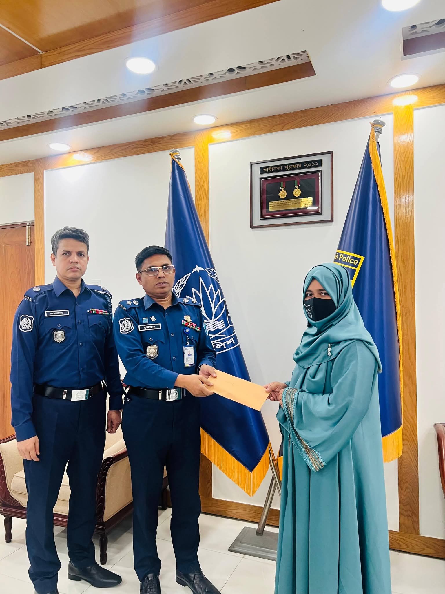 কর্তব্যরত অবস্থায় নিহত পুলিশ সদস্যদের পরিবারকে সম্মাননা।