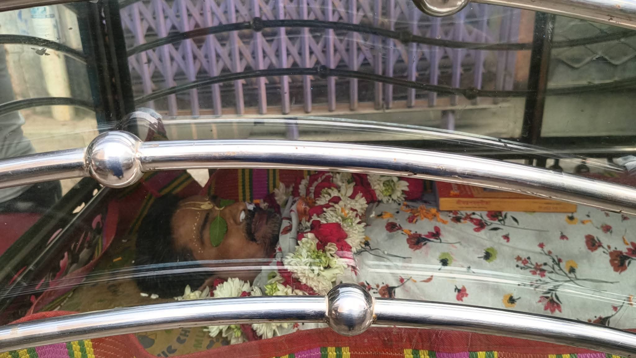 গোপালগঞ্জে পাওনাদারদের চাপে স্বর্ণ ব্যবসায়ীর আত্মহত্যার অভিযোগ। পোস্টমর্টেম ছাড়াই লাশ দাহের চেষ্টায় উত্তেজনা, পুলিশের হস্তক্ষেপে হাসপাতালে পাঠানো।