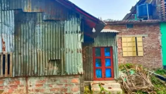 বাউফলে সাংবাদিক হারুন অর রশিদের বাড়িতে গভীর রাতে হামলা।