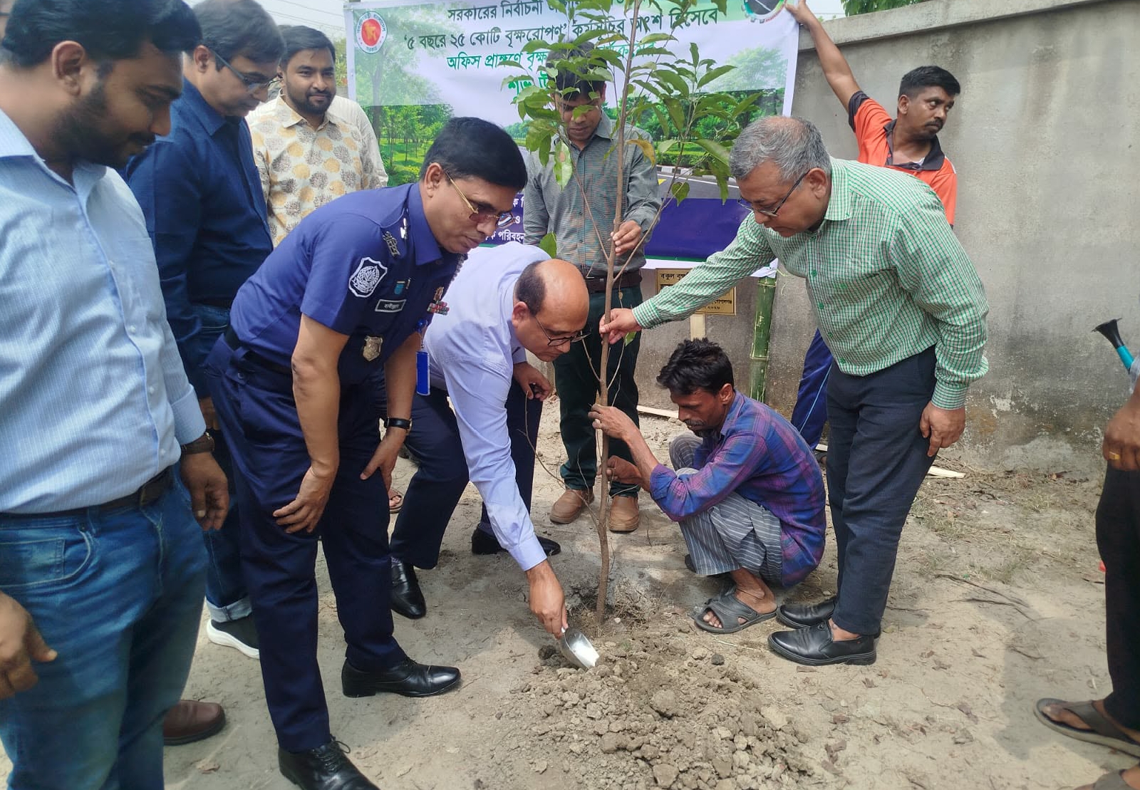 গোপালগঞ্জে ‘৫ বছরে ২৫ কোটি বৃক্ষরোপণ’ কর্মসূচির উদ্বোধন।