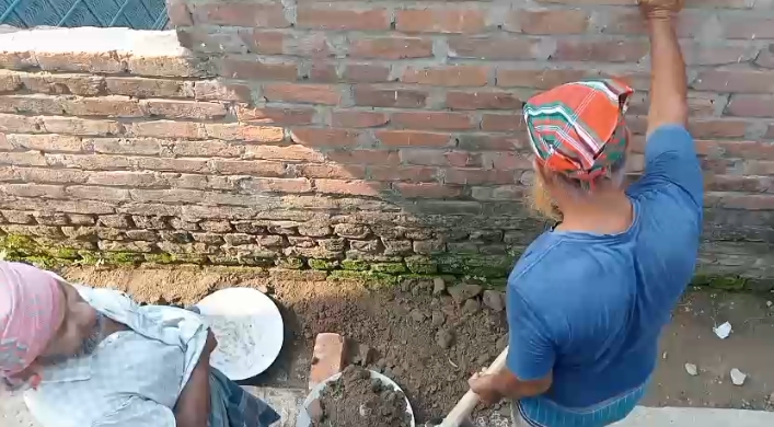 ময়মনসিংহ সিটি কর্পোরেশনের সড়কের উপর অবৈধভাবে দেয়াল নির্মাণের চেষ্টা এলাকায় চরম উদ্বেগ ও ক্ষোভের সৃষ্টি,