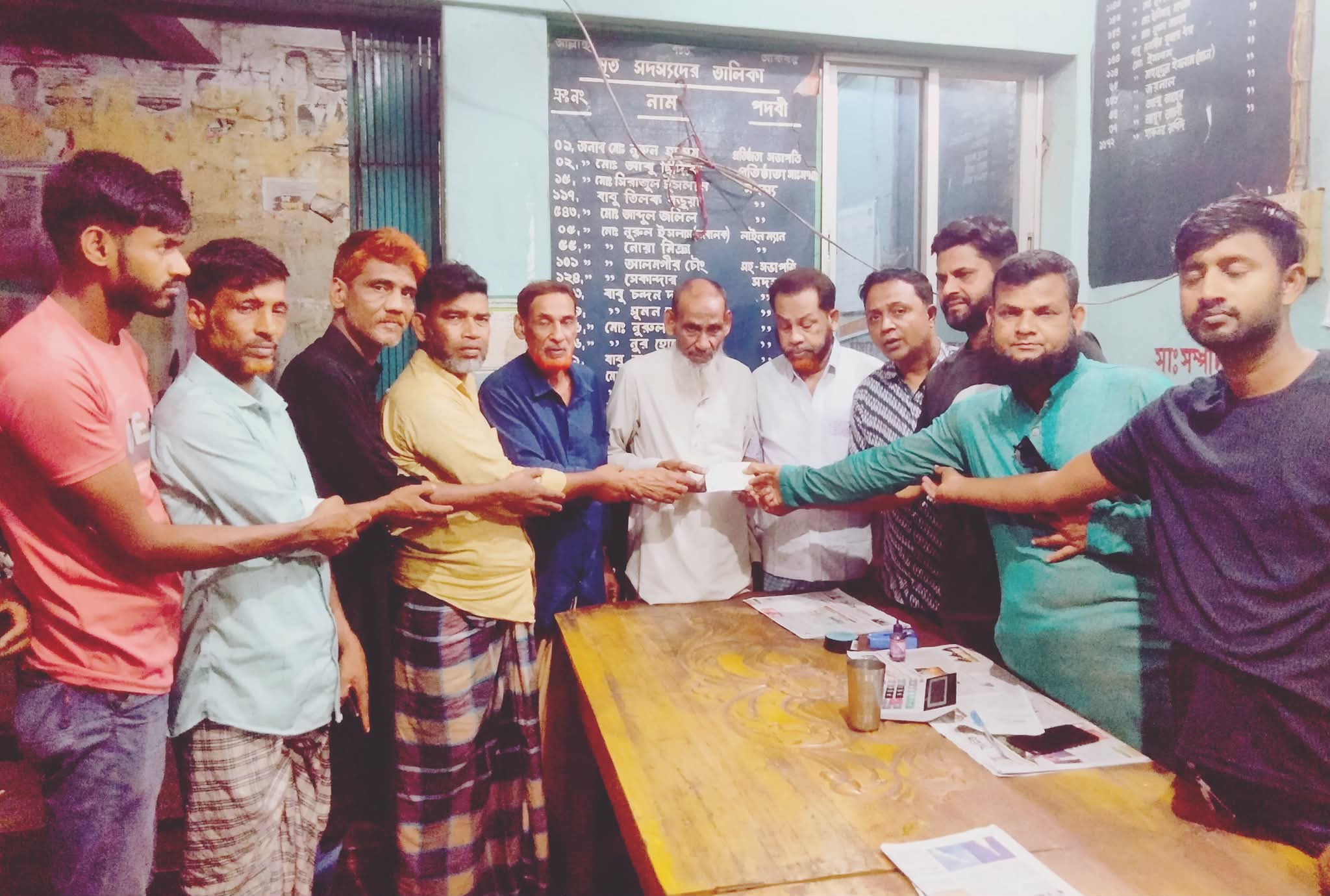 পটিয়া সত্রাসীর ছুরিকাঘাতে নিহত  সিএনজি চালক মাহবুবের মৃত্যুর দাবি চেক হস্তান্তর করেছে সিএনজি সমবায় সমিতির নেতৃবৃন্দ।