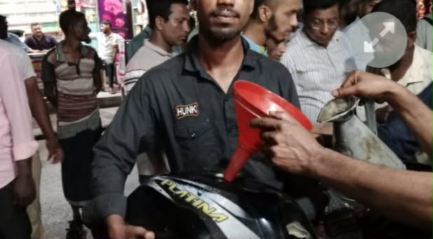 গলাচিপায় জীবিকার তাগিদে মোটরসাইকেলের ট্যাংকি খুলে তেল নিতে লাইনে,