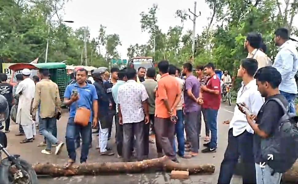 গোপালগঞ্জে তেল না পেয়ে মহাসড়ক অবরোধ, ঘণ্টাখানেক বন্ধ ছিল যান চলাচল,