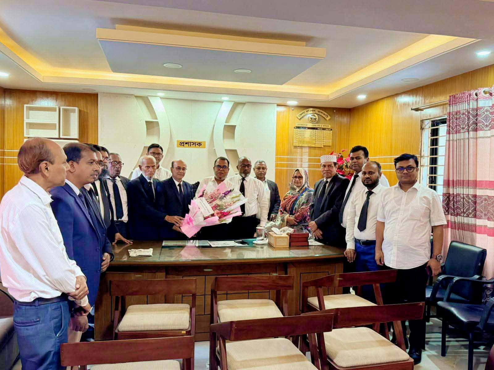 ঝালকাঠী জেলা পরিষদ প্রশাসক কে আইনজীবী সমিতি ও যুব রেড ক্রিসেন্টের ফুলেল  শুভেচছা