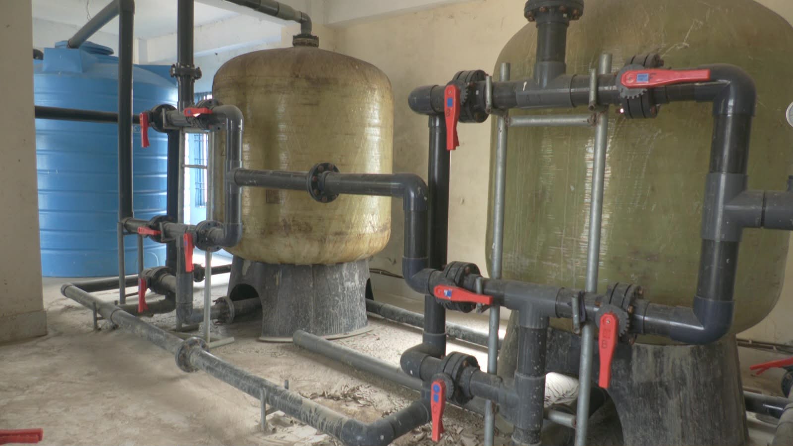 গোপালগঞ্জে ব্যাংকে জমা পড়ছে না গ্রাহকের বিল, অভিযোগ উপ-সহকারী প্রকৌশলী ও ঠিকাদারের যোগসাজশে অর্থ আত্মসাৎ।