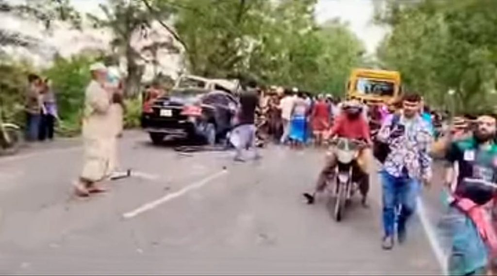 গোপালগঞ্জে বাস-মাইক্রোবাস-প্রাইভেটকার সংঘর্ষ নিহত ১, আহত অন্তত ১০, 1 Messenger creation 1000976589565544 || Dailydeshsomoy