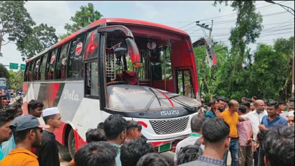 ঈদের দিনে গোপালগঞ্জে বাস খাদে, নিহত ৫, 1 received 1020583020357092 || Dailydeshsomoy