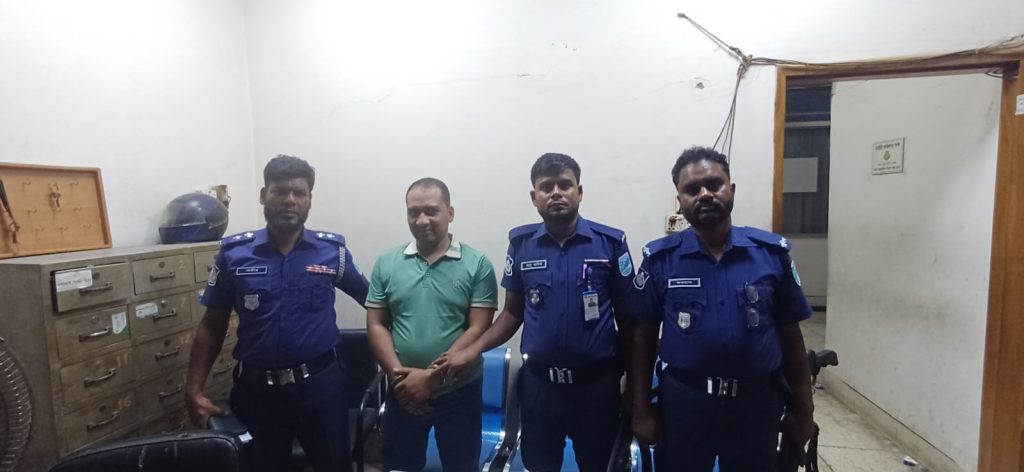 গোপালগঞ্জে এক বছরের সাজাপ্রাপ্ত পলাতক আসামি ইমিগ্রেশনে গ্রেপ্তার, 1 received 1322337166525003 || Dailydeshsomoy