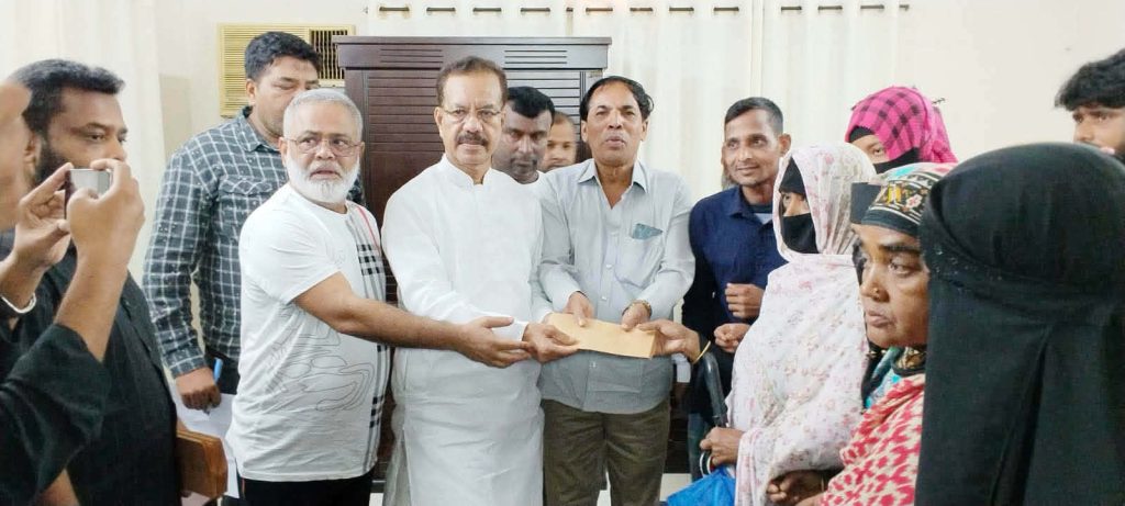 সরকারিভাবে অসহায় মানুষের। মধ্য ঈদ উপহার হিসেবে নগদ অর্থ পাওয়া যায়, এটি ইতোপূর্বে সাধারণ মানুষের কাছে অজানাই ছিল- ফজলুল হক মিলন। 1 received 1698134011382615 || Dailydeshsomoy