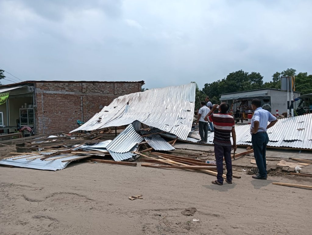 গোপালগঞ্জের উলপুর বাজারে খাসজমি দখলমুক্ত করল প্রশাসন, 1 received 1060559483073669 || Dailydeshsomoy