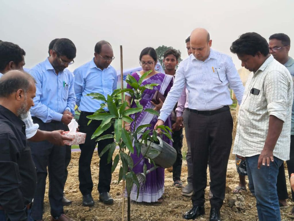চাঁপাইনবাবগঞ্জে পাঁচ বছরে ২৫ কোটি বৃক্ষরোপণ কর্মসূচির অংশ হিসেবে বিএমডিএ’র উদ্যোগে বৃক্ষরোপণ কর্মসূচির উদ্বোধন। 1 received 1333738195390838 || Dailydeshsomoy