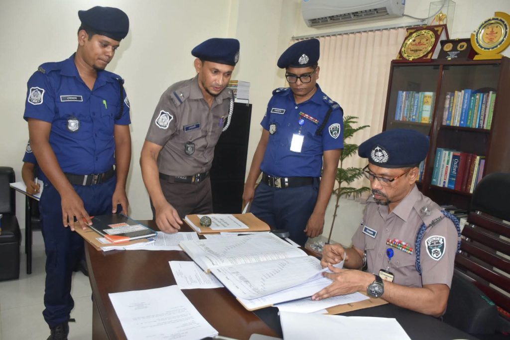 পিবিআই গোপালগঞ্জ কার্যালয় পরিদর্শন, চাঞ্চল্যকর মামলার ঘটনাস্থলেও গেলেন পুলিশ সুপার, 1 received 2120550438812972 || Dailydeshsomoy