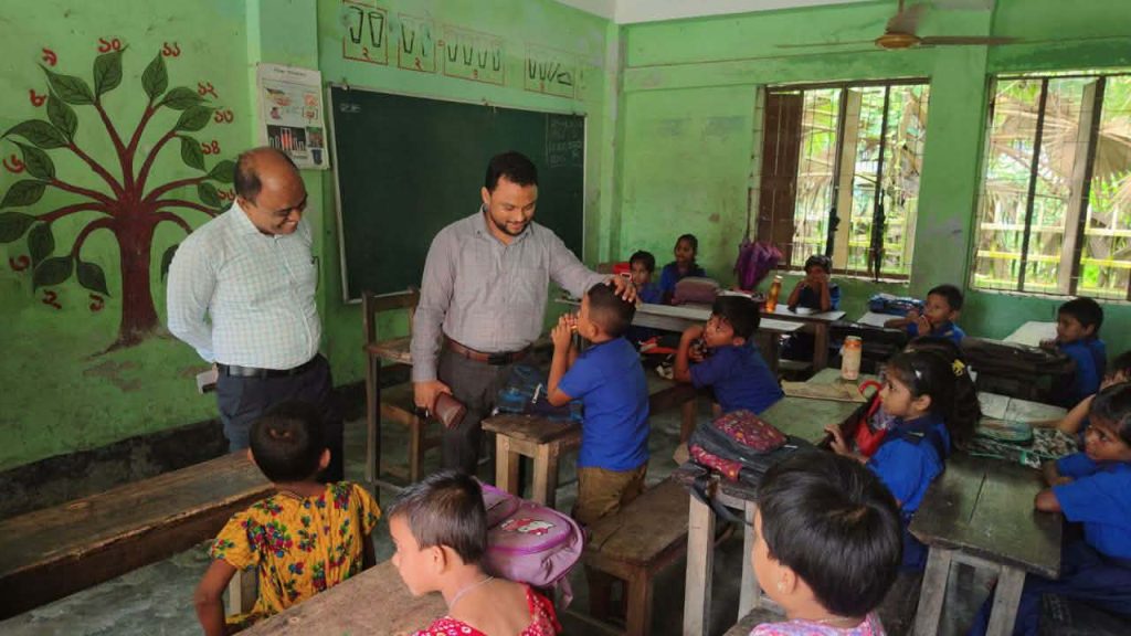 আটখালি সরকারি প্রাথমিক বিদ্যালয় পরিদর্শনে গলাচিপা ইউএনও 1 received 27849744647995244 || Dailydeshsomoy