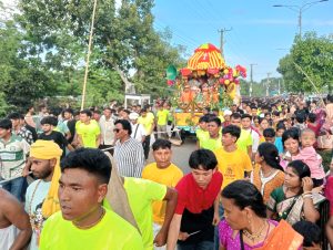 রথযাত্রায় উৎসবমুখর ঠাকুরগাঁও, শোভাযাত্রায় ভক্তদের ঢল, 3 received 4360823357517805 || Dailydeshsomoy