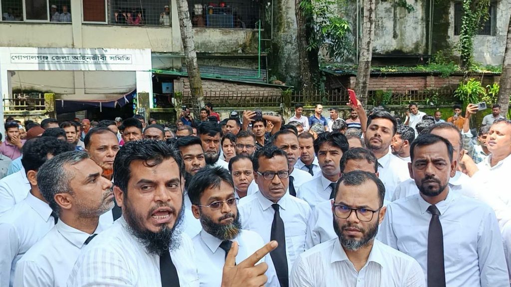 নারী শিক্ষানবিশ আইনজীবীর ওপর হামলার অভিযোগ, বিচারকের অপসারণ দাবিতে গোপালগঞ্জে বিক্ষোভ, 1 received 871486669368233 || Dailydeshsomoy