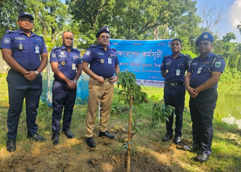 নাচোল থানায় বৃক্ষ রোপণ করেন--পুলিশ সুপার গৌতম কুমার বিশ্বাস, 1 received 905296165276163 || Dailydeshsomoy