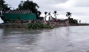 তিস্তা নদীর পানি বৃদ্ধি পাওয়ায় বেড়িবাঁধ ভেঙে পানিবন্দি ১০ হাজার মানুষ, 4 received 926519240479780 || Dailydeshsomoy