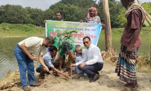 রানীহাটি পাড়দিয়ার গুচ্ছগ্রামে সামাজিক বনায়ন কর্মসূচির আওতায় বৃক্ষরোপণ, 4 received 1348741986995318 || Dailydeshsomoy