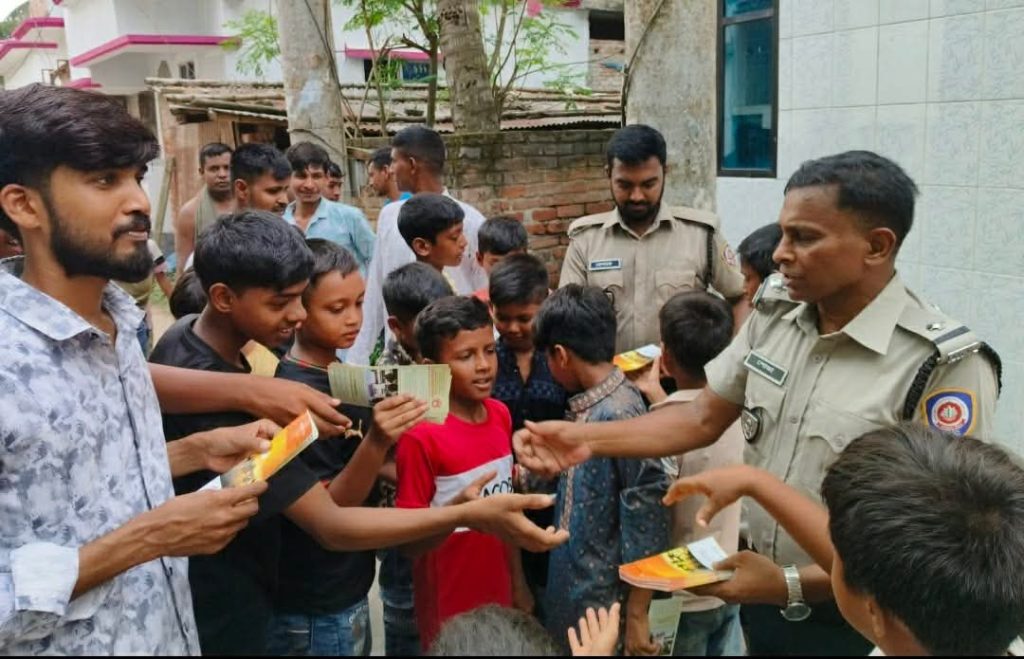 জুমার নামাজের পর ডিএনসির মাদকবিরোধী লিফলেট বিতরন, 1 received 1361439812818684 || Dailydeshsomoy