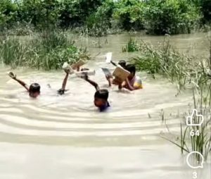 খাল সাঁতরে ভিজে স্কুলে আসার আগ্রহ হারাচ্ছে চরকারফারমার শিশুরা 2 received 1372997248347647 || Dailydeshsomoy