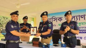 চাঁপাইনবাবগঞ্জ জেলার শ্রেষ্ঠ ওসি একরামুল হোসাইন পিপিএম , 3 received 1415407567124291 || Dailydeshsomoy