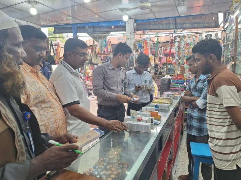 লালমনিরহাটে নকল কসমেটিক্সবিরোধী মোবাইল কোর্ট, ব্যবসায়ীদের মাঝে ডিলিং লাইসেন্স বিষয়ে সচেতনতা। 1 received 1972224576826260 || Dailydeshsomoy