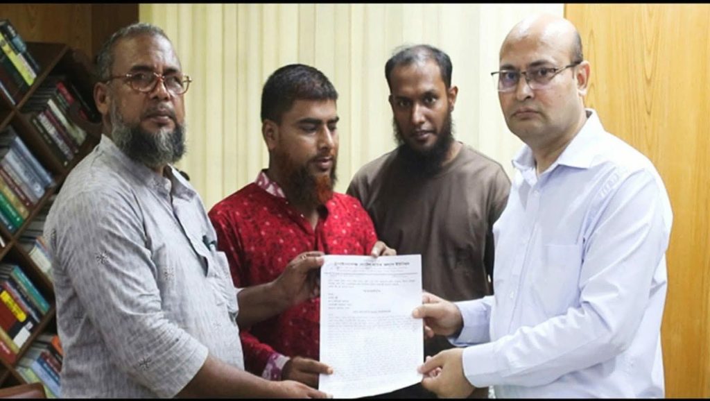 ন্যূনতম মজুরি ও শ্রম আইন বাস্তবায়নের দাবিতে চাঁপাইনবাবগঞ্জে স্মারকলিপি, 1 received 1092477083462944 || Dailydeshsomoy