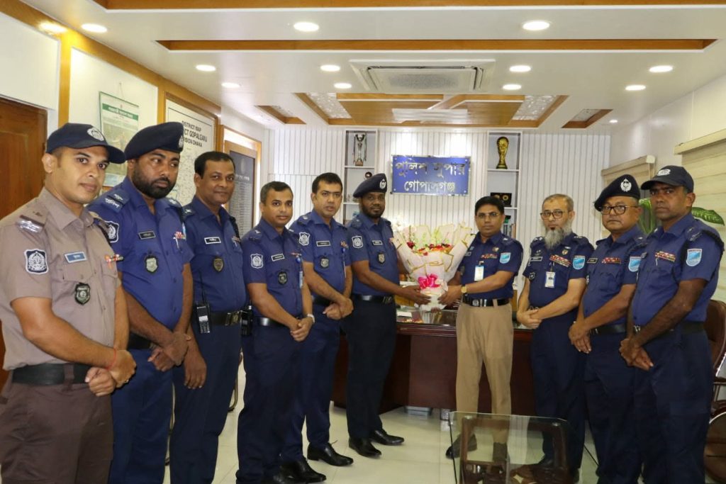 বিপিএম-সেবা পদক পাওয়ায় গোপালগঞ্জের পুলিশ সুপারকে ফুল দিয়ে শুভেচ্ছা ওসির, 1 received 1253420131197774 || Dailydeshsomoy