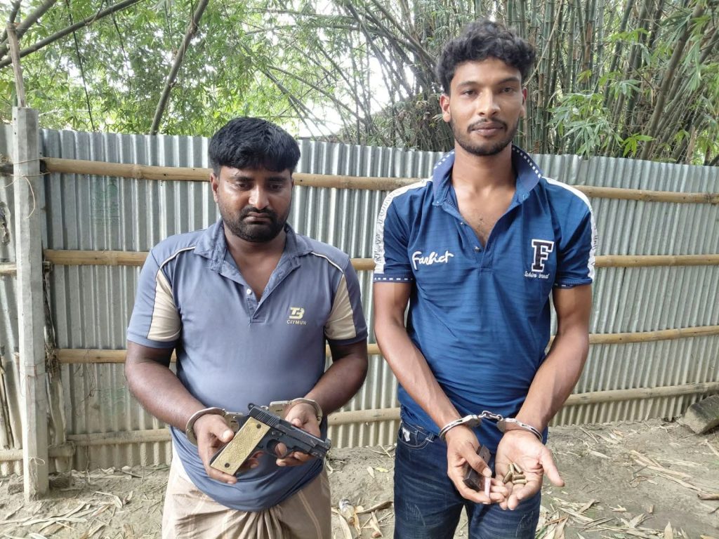 চাঁপাইনবাবগঞ্জ শিবগঞ্জে বিদেশি পিস্তল, ম্যাগাজিন ও গুলিসহ গ্রেফতার ২, 1 received 1343649370977154 || Dailydeshsomoy