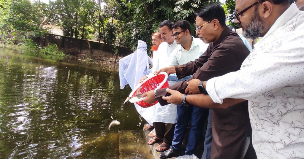 কোম্পানীগঞ্জে দেশীয় মাছের উৎপাদন বাড়ানোর লক্ষ্যে মাছের পোনা অবমুক্ত করেছেন এমপি ফখরুল ইসলাম , 1 received 1407663504033597 || Dailydeshsomoy